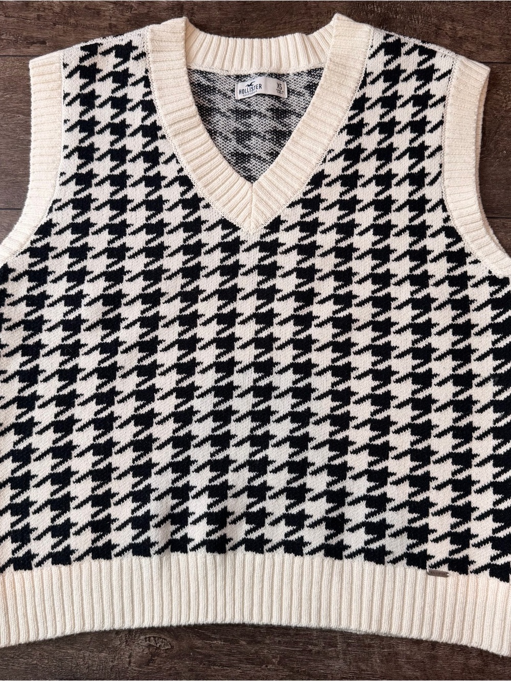 Hollister Black and Cream Houndstooth V-Neck Vest